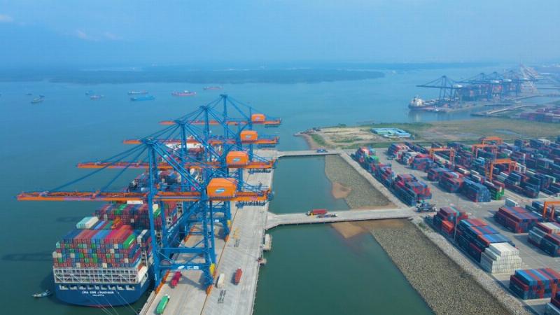 Hình ảnh xe tải chở container chuẩn bị cho hoạt động xuất khẩu tại cảng biển Việt Nam, minh họa vai trò vận tải